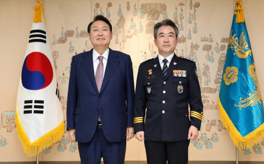 윤석열 대통령이 10일 오후 서울 용산 대통령실 청사에서 윤희근 경찰청장에게 임명장을 수여한 뒤 기념촬영을 하고 있다.  [대통령실통신사진기자단]